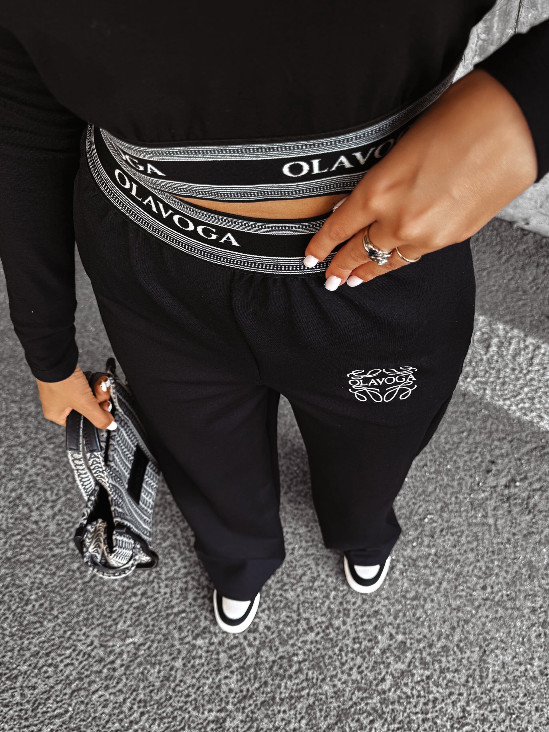 Spodnie o luźnym fasonie HOLLY OLAVOGA czarne