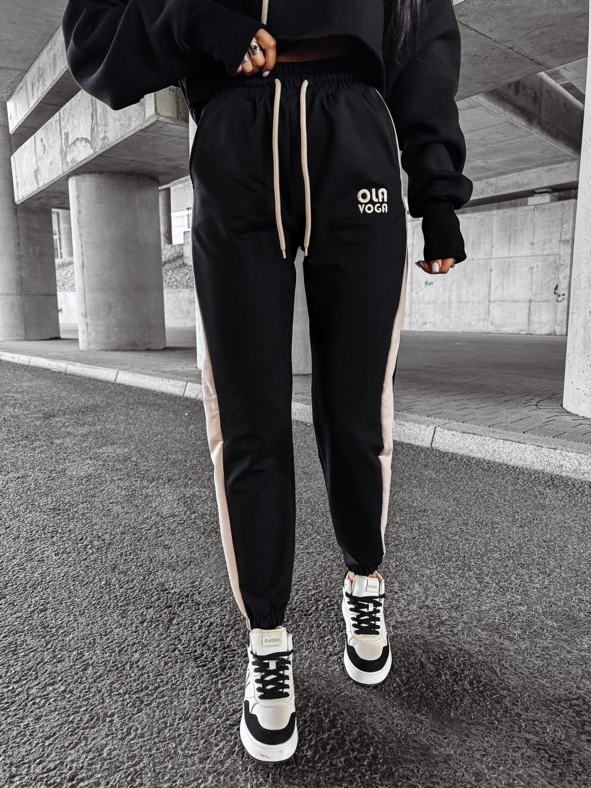 Spodnie dresowe DAISE OLAVOGA czarne