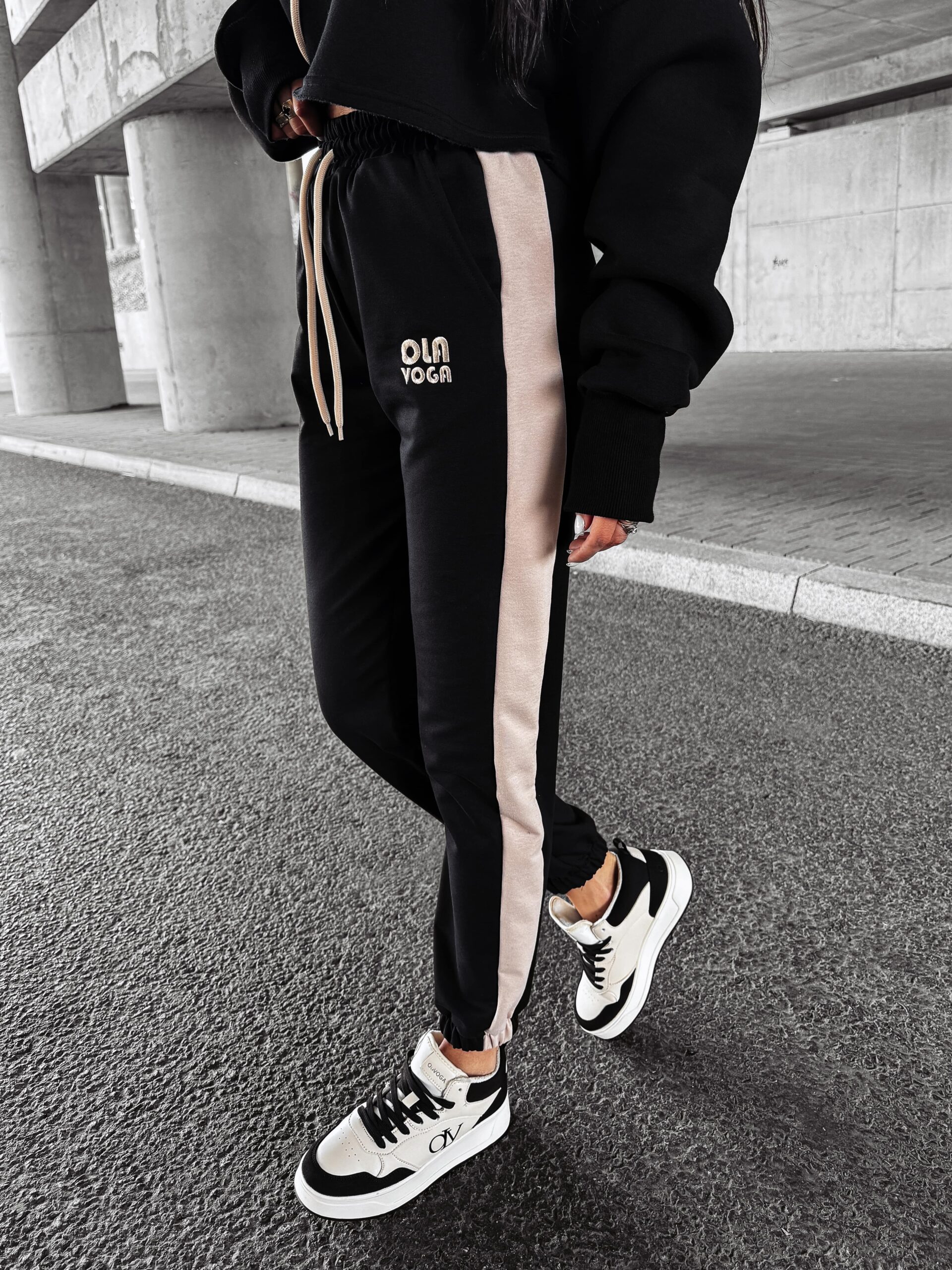 Spodnie dresowe DAISE OLAVOGA czarne Spodnie dresowe DAISE OLAVOGA czarne