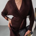 Sukienka sweterkowa ALETTA OLAVOGA brązowa