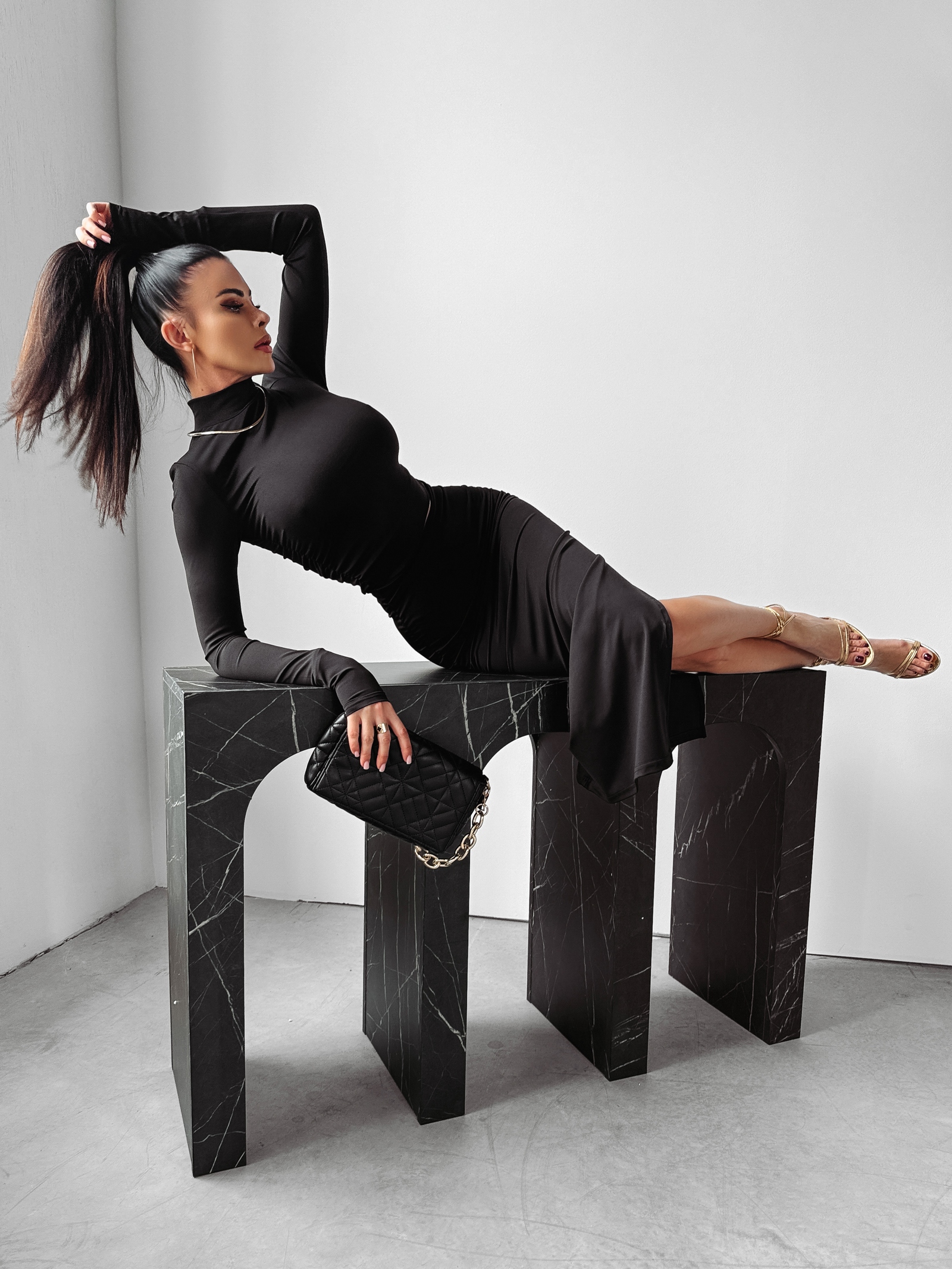 Sukienka midi dopasowana SISI OLAVOGA czarna