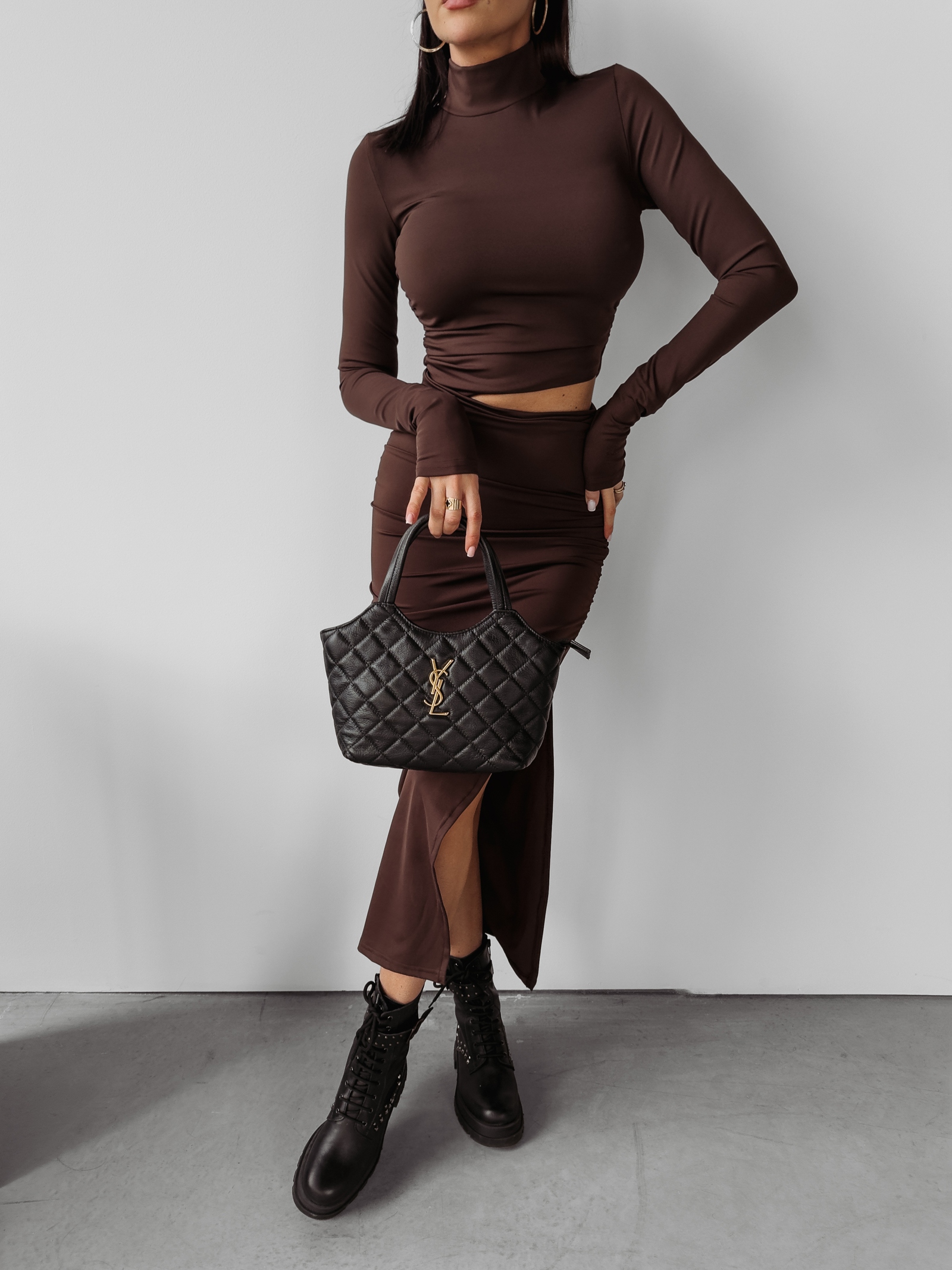 Sukienka midi dopasowana SISI OLAVOGA brązowa Sukienka midi dopasowana SISI OLAVOGA brązowa