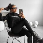 Sweter pudełkowy LOCO OLAVOGA czarny