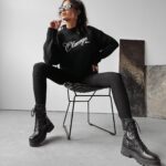 Sweter pudełkowy LOCO OLAVOGA czarny