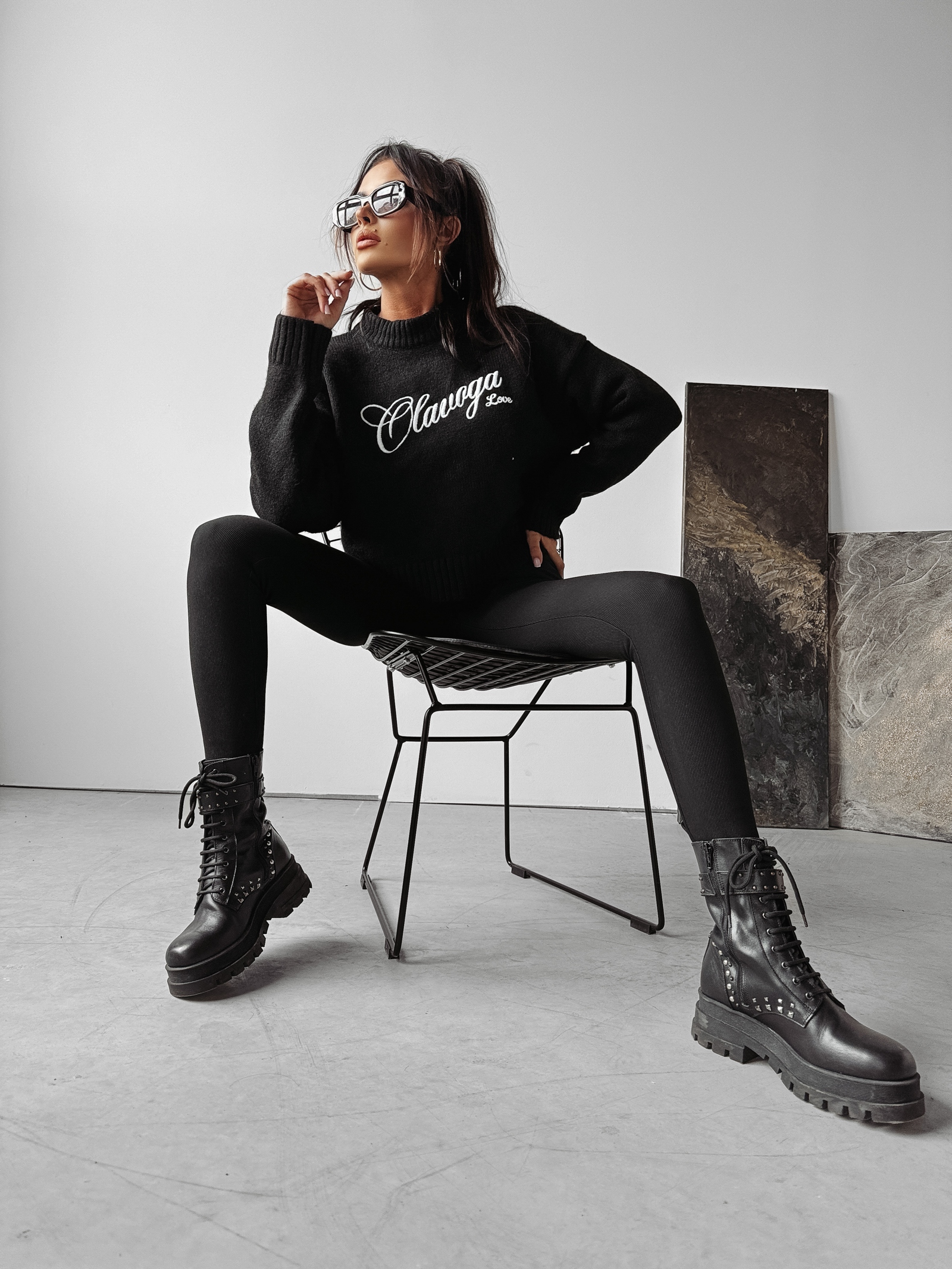 Sweter pudełkowy LOCO OLAVOGA czarny