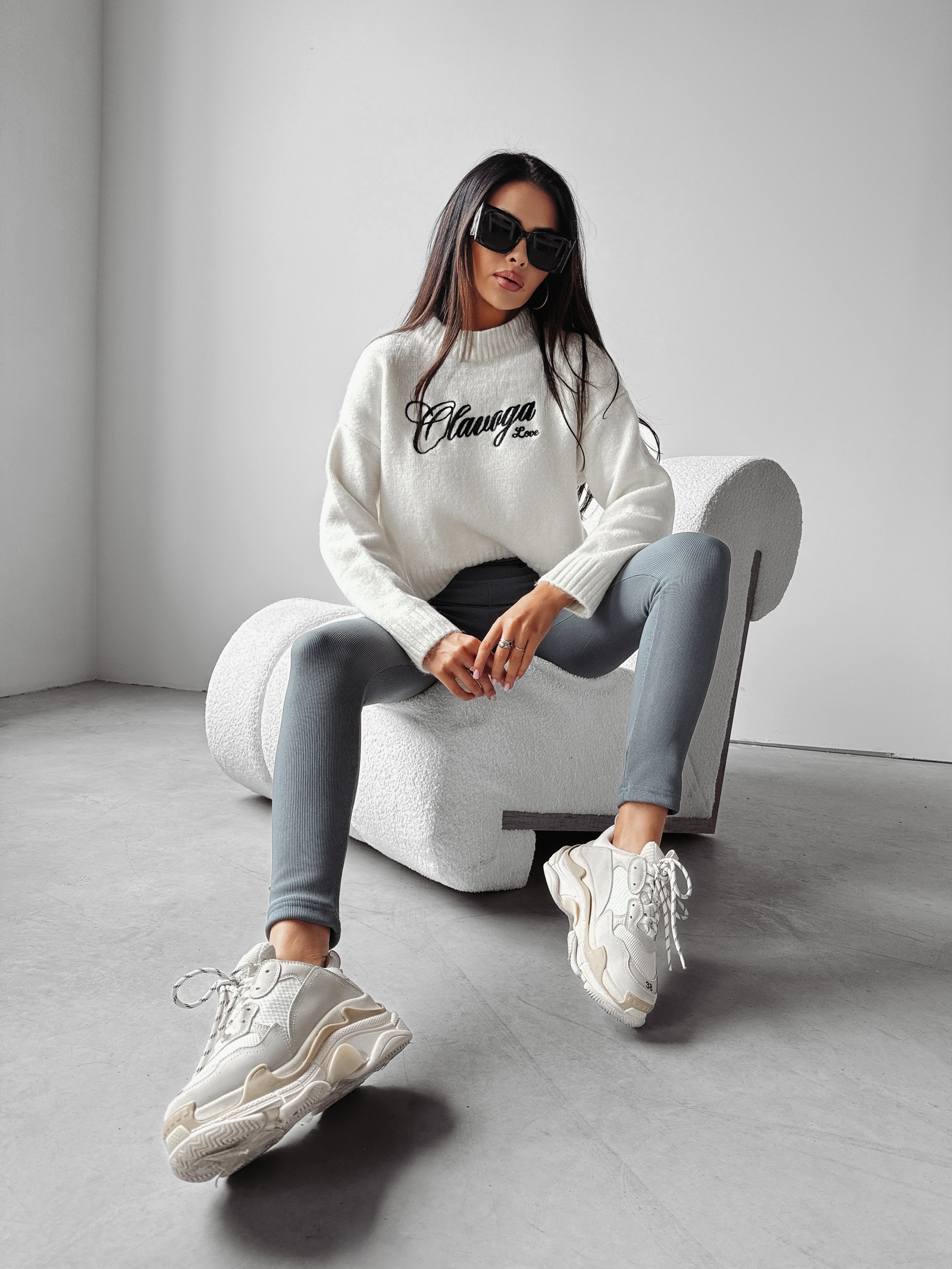 Sweter pudełkowy LOCO OLAVOGA ecru Sweter pudełkowy LOCO OLAVOGA ecru