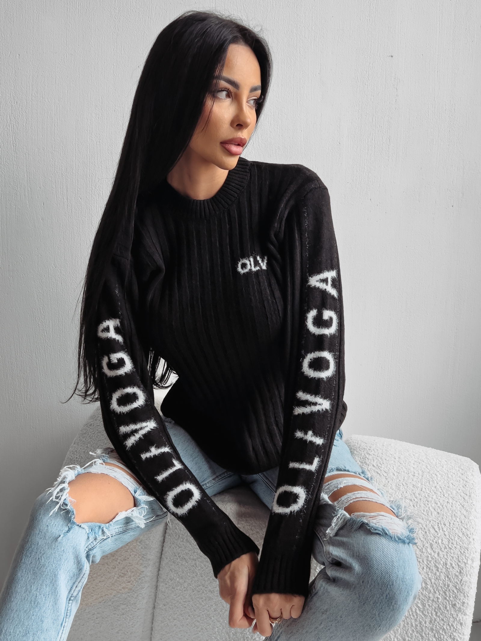 Sweter logowany MILLY OLAVOGA czarny