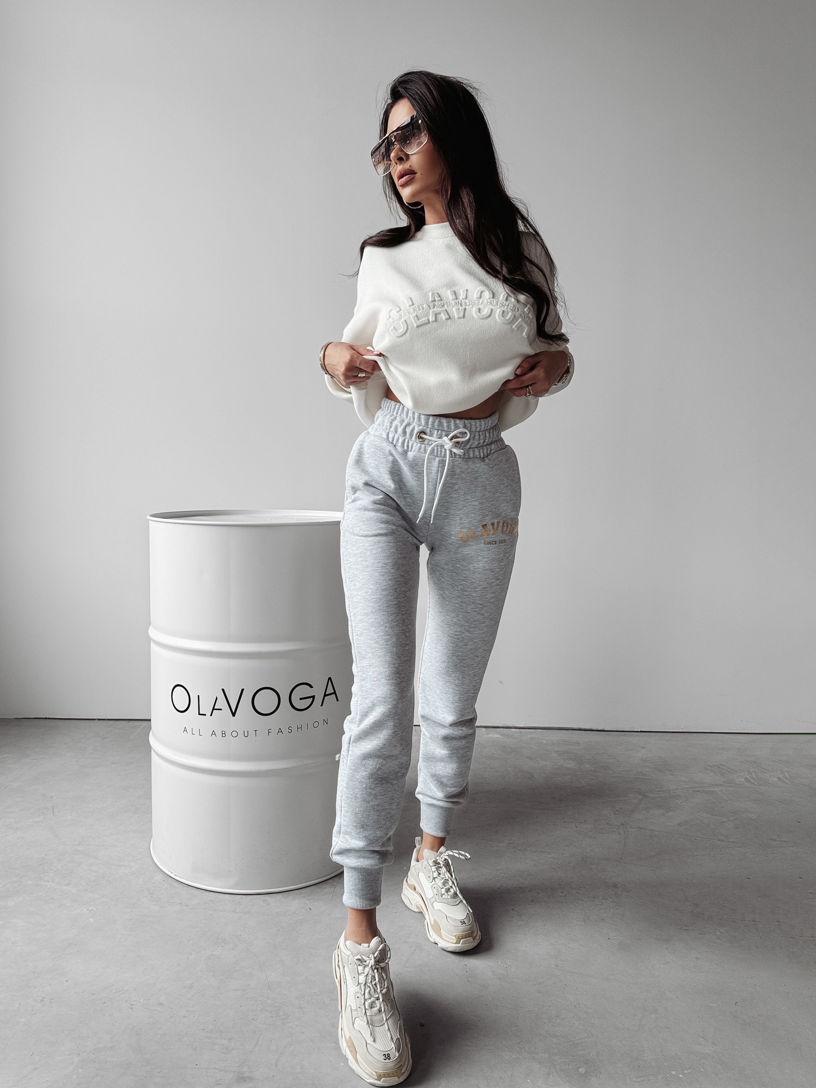 Sweter oversize logowany YUKIO OLAVOGA ecru Sweter oversize logowany YUKIO OLAVOGA ecru