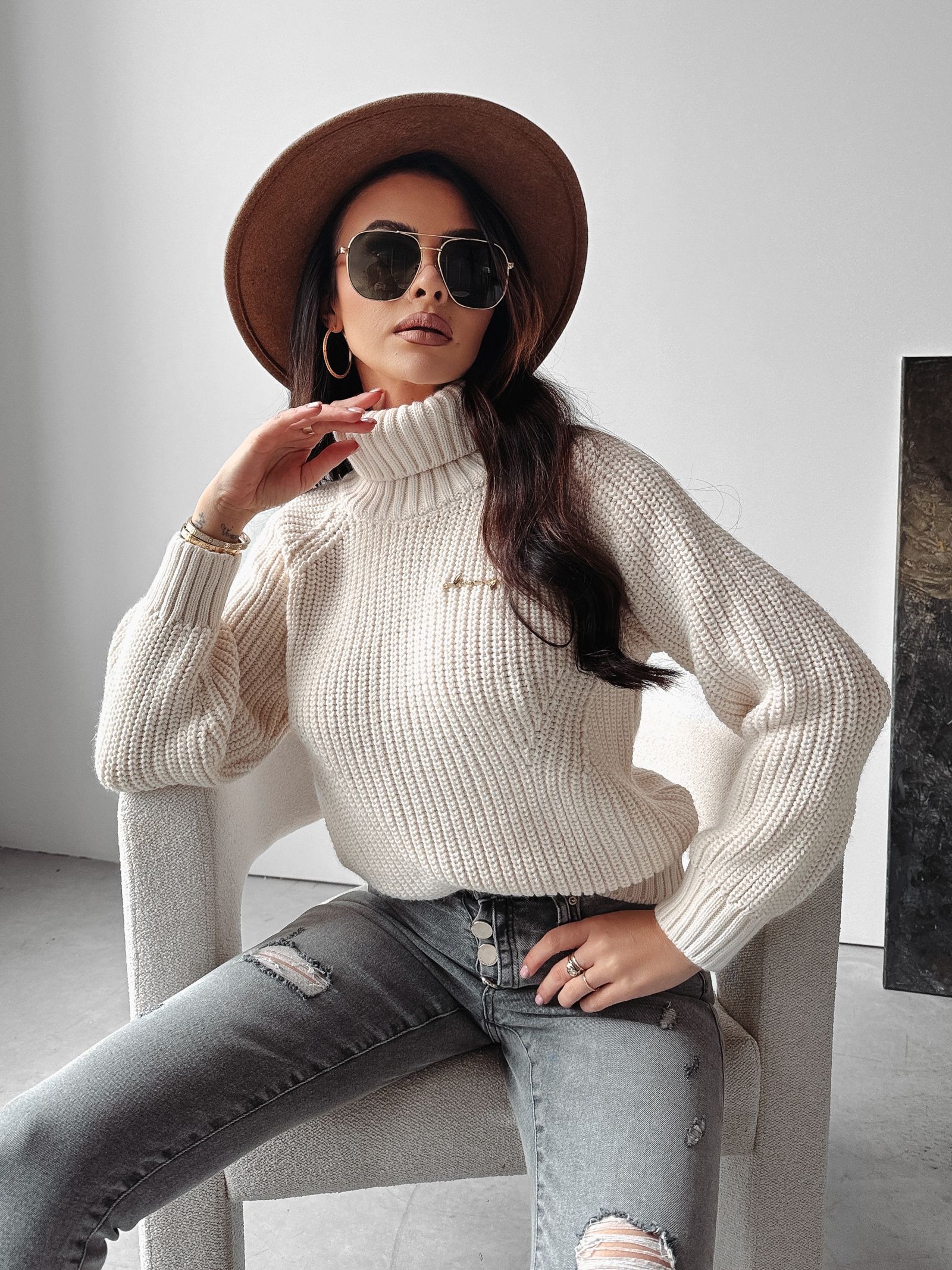 Sweter oversize dzianinowy MAEVE OLAVOGA ecru