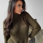 Sweter oversize dzianinowy MAEVE OLAVOGA khaki