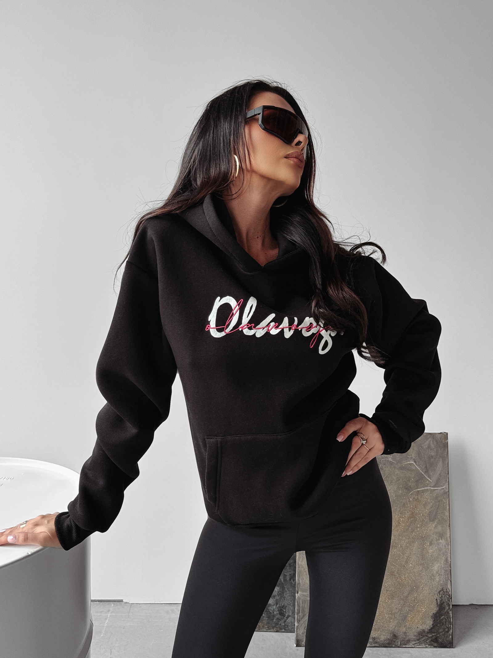 Bluza kangurka z nadrukiem MAL OLAVOGA czarna Bluza kangurka z nadrukiem MAL OLAVOGA czarna