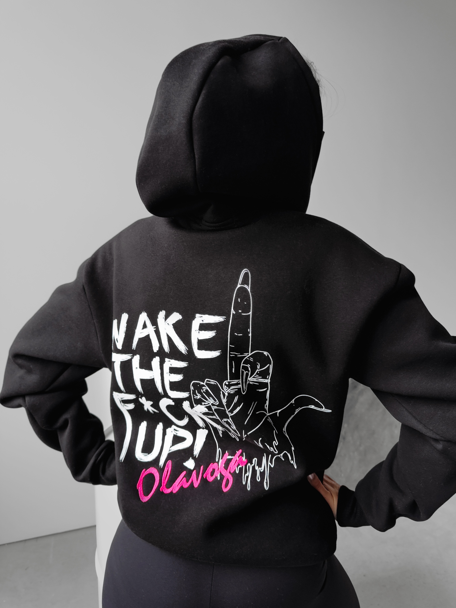 Bluza kangurka z nadrukiem MAL OLAVOGA czarna