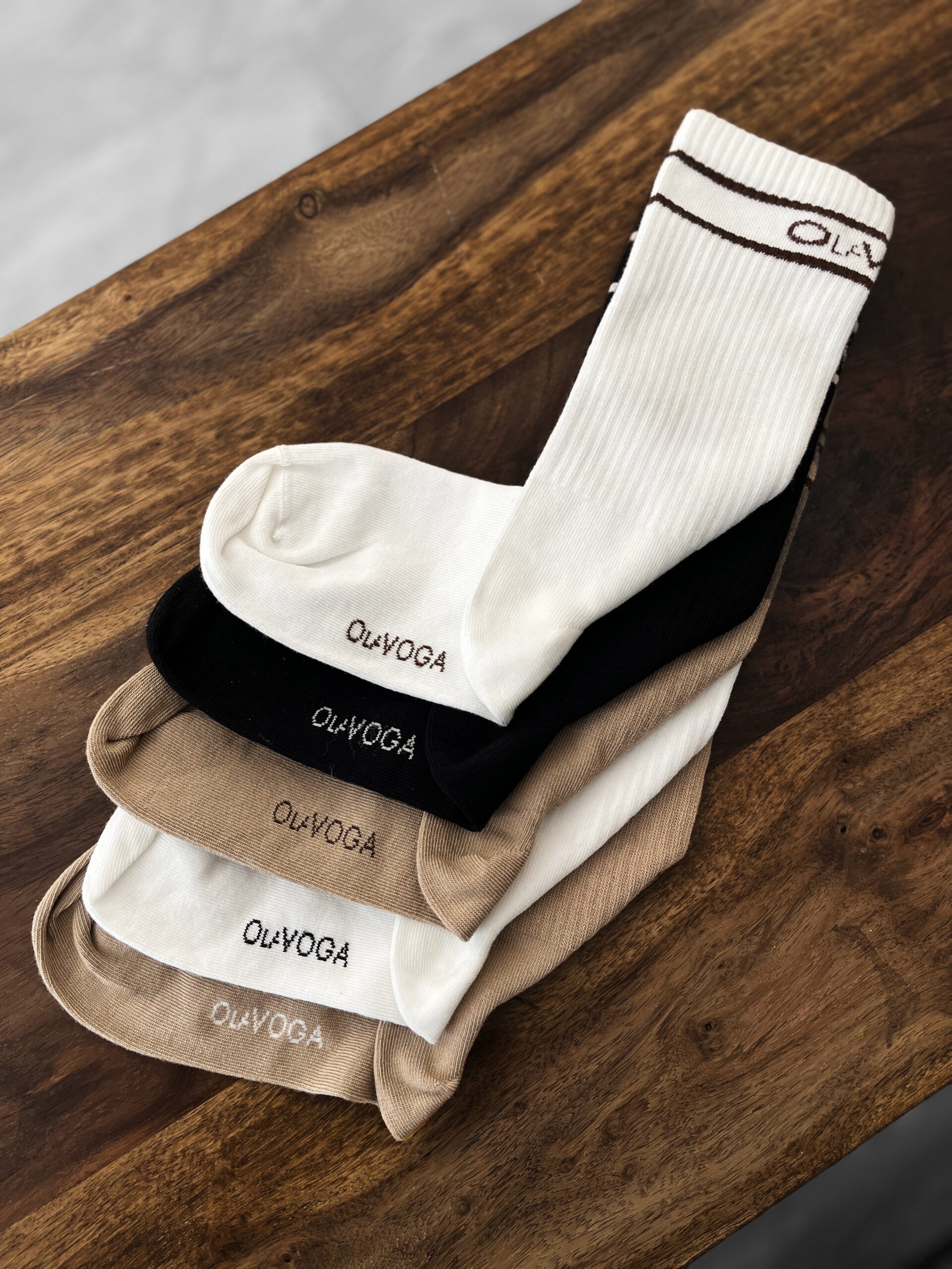 Skarpetki damskie za kostkę DAGITI OLAVOGA ecru-czarne