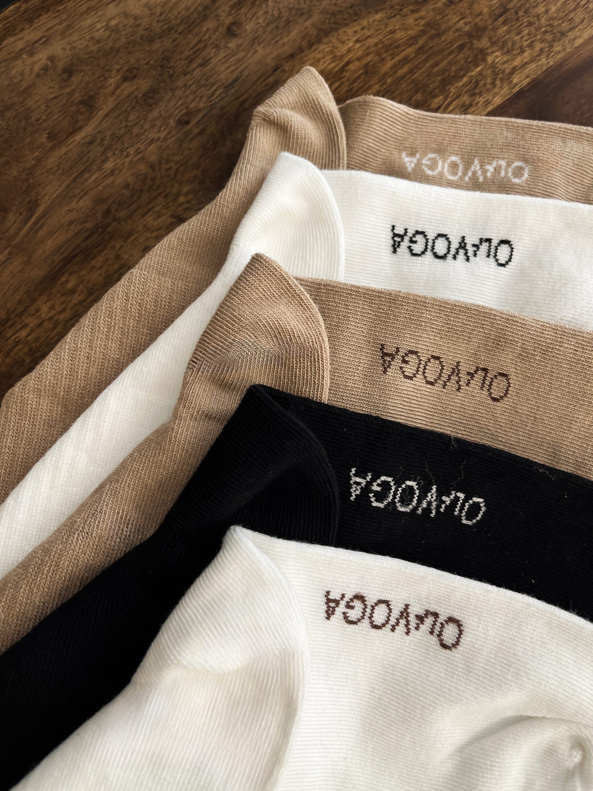 Skarpetki damskie za kostkę DAGITI OLAVOGA czarny-ecru