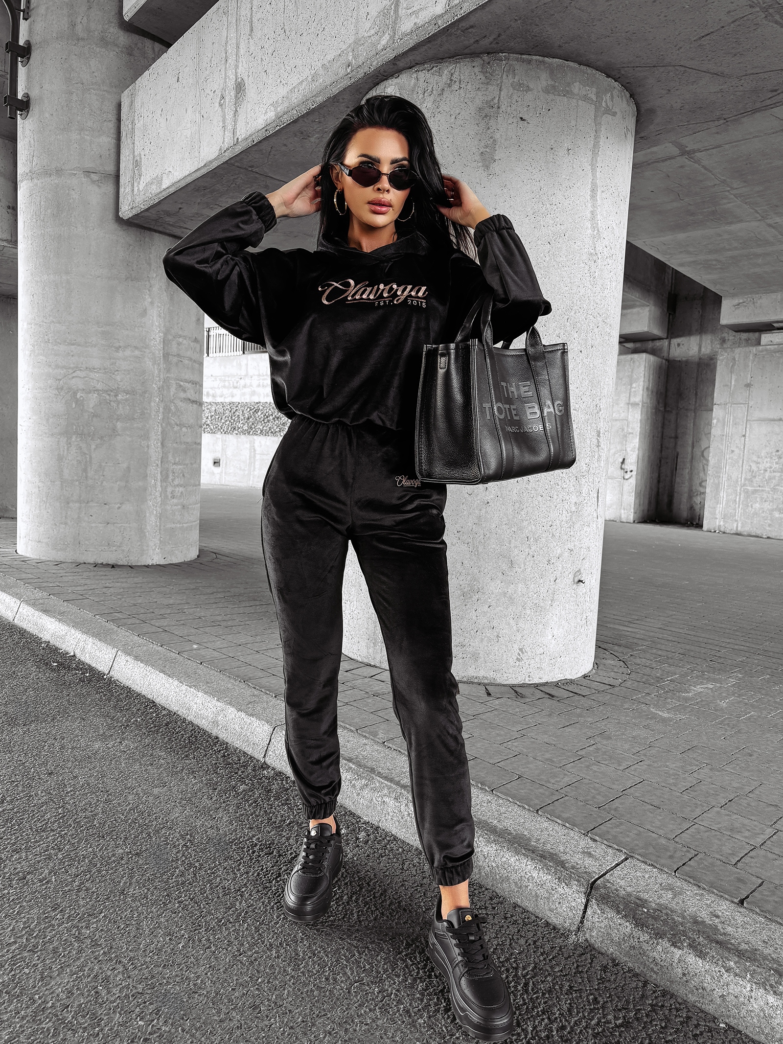 Dres damski welurowy VERA OLAVOGA czarny