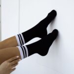 Skarpety długie w prążek z paskami czarno-białe