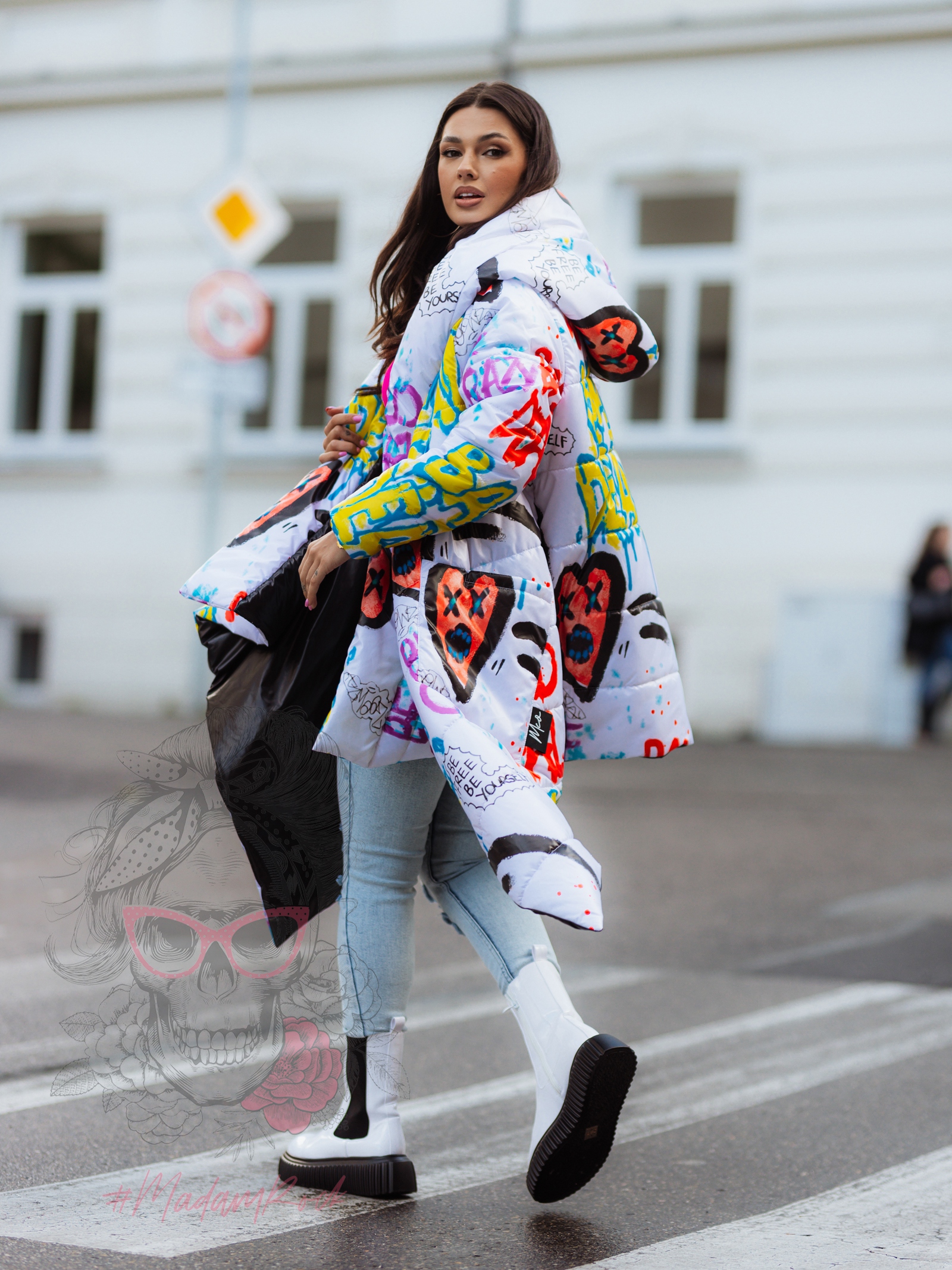 Płaszcz asymetryczny MC BeFree biały w graffiti