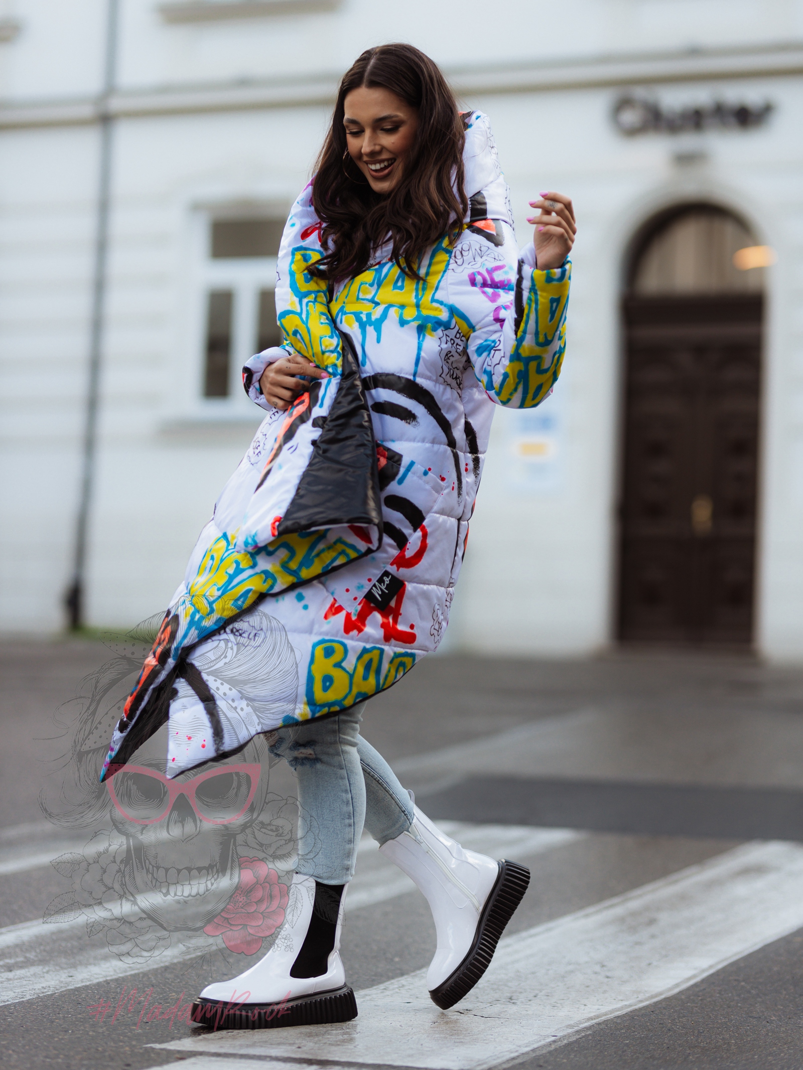 Płaszcz asymetryczny MC BeFree biały w graffiti