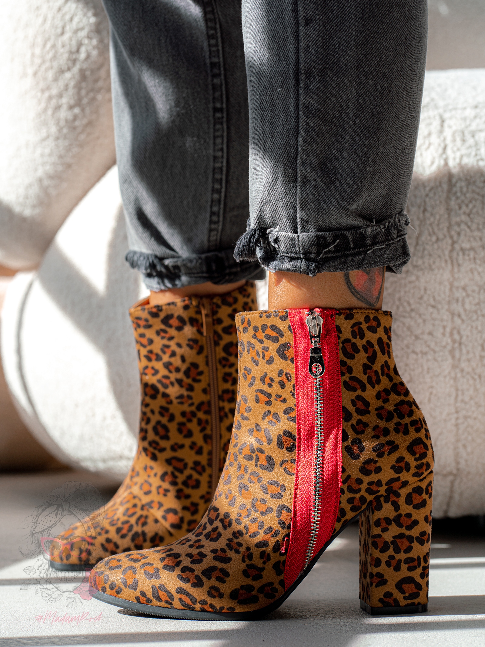 Botki na słupku Madam RedZip panterka