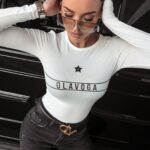 Bluzka dopasowana logowana Lotis Ola Voga ecru