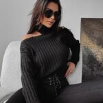 Sweter dzianinowy z wycięciem Ashley Ola Voga czarny