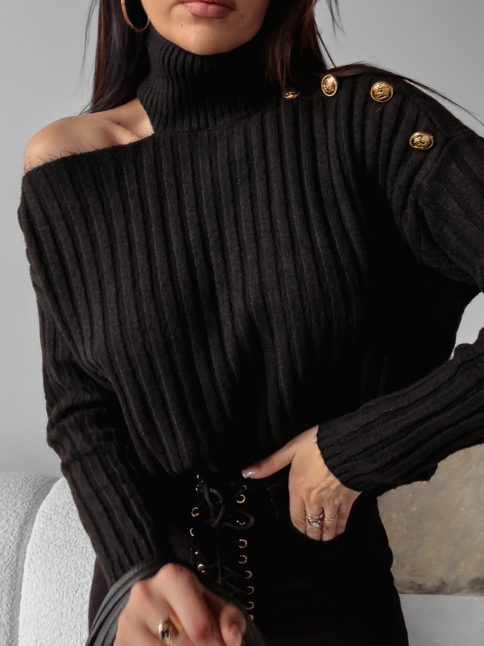 Sweter dzianinowy z wycięciem Ashley Ola Voga czarny