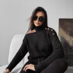 Sweter dzianinowy z wycięciem Ashley Ola Voga czarny