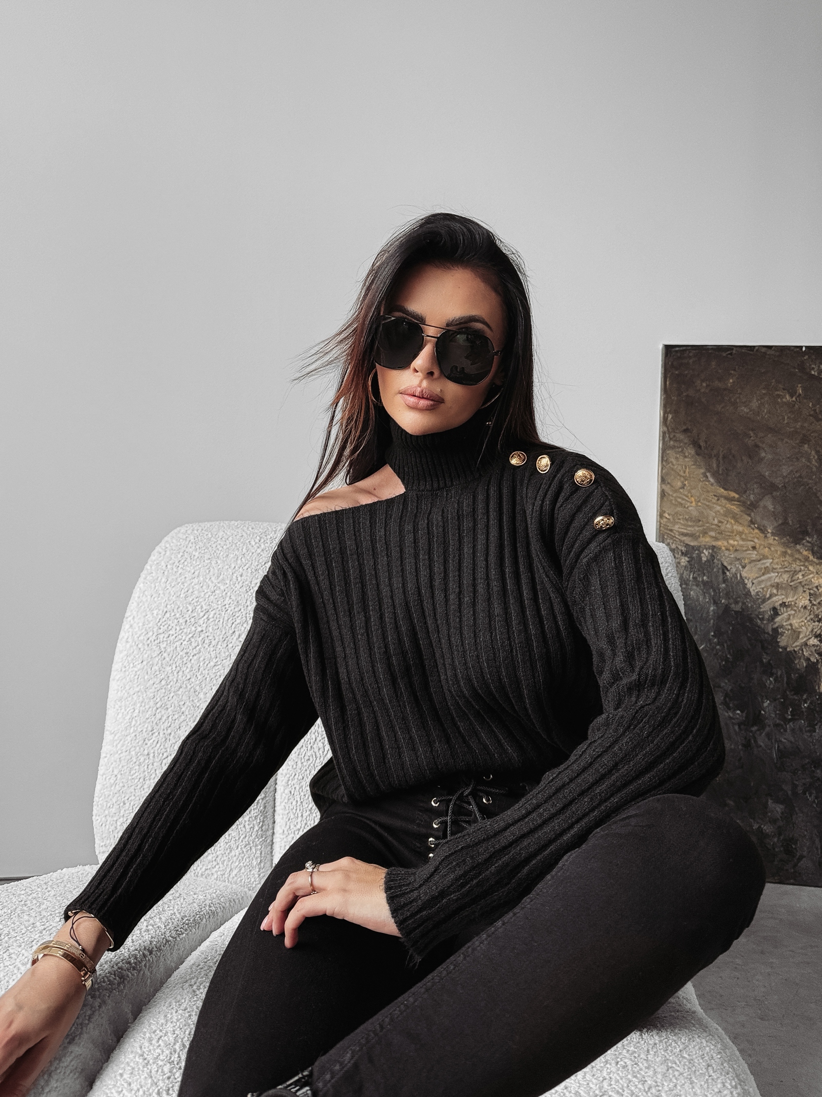 Sweter dzianinowy z wycięciem Ashley Ola Voga czarny