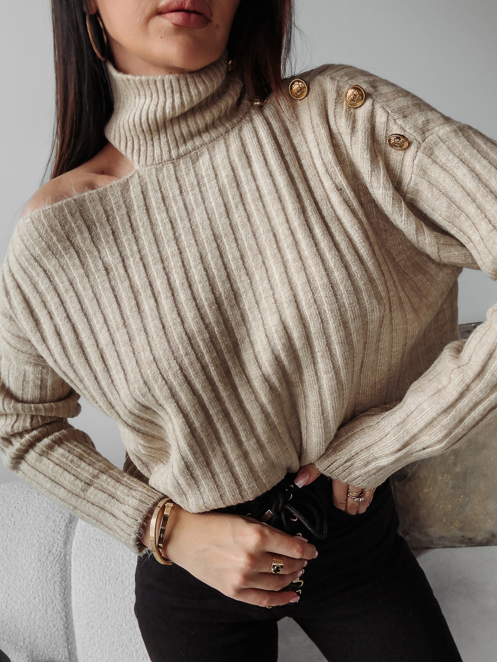 Sweter dzianinowy z wycięciem Ashley Ola Voga beżowy