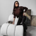 Sweter dzianinowy z wycięciem ASHLEY OLAVOGA czekoladowy