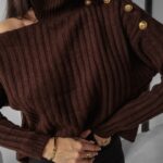 Sweter dzianinowy z wycięciem ASHLEY OLAVOGA czekoladowy