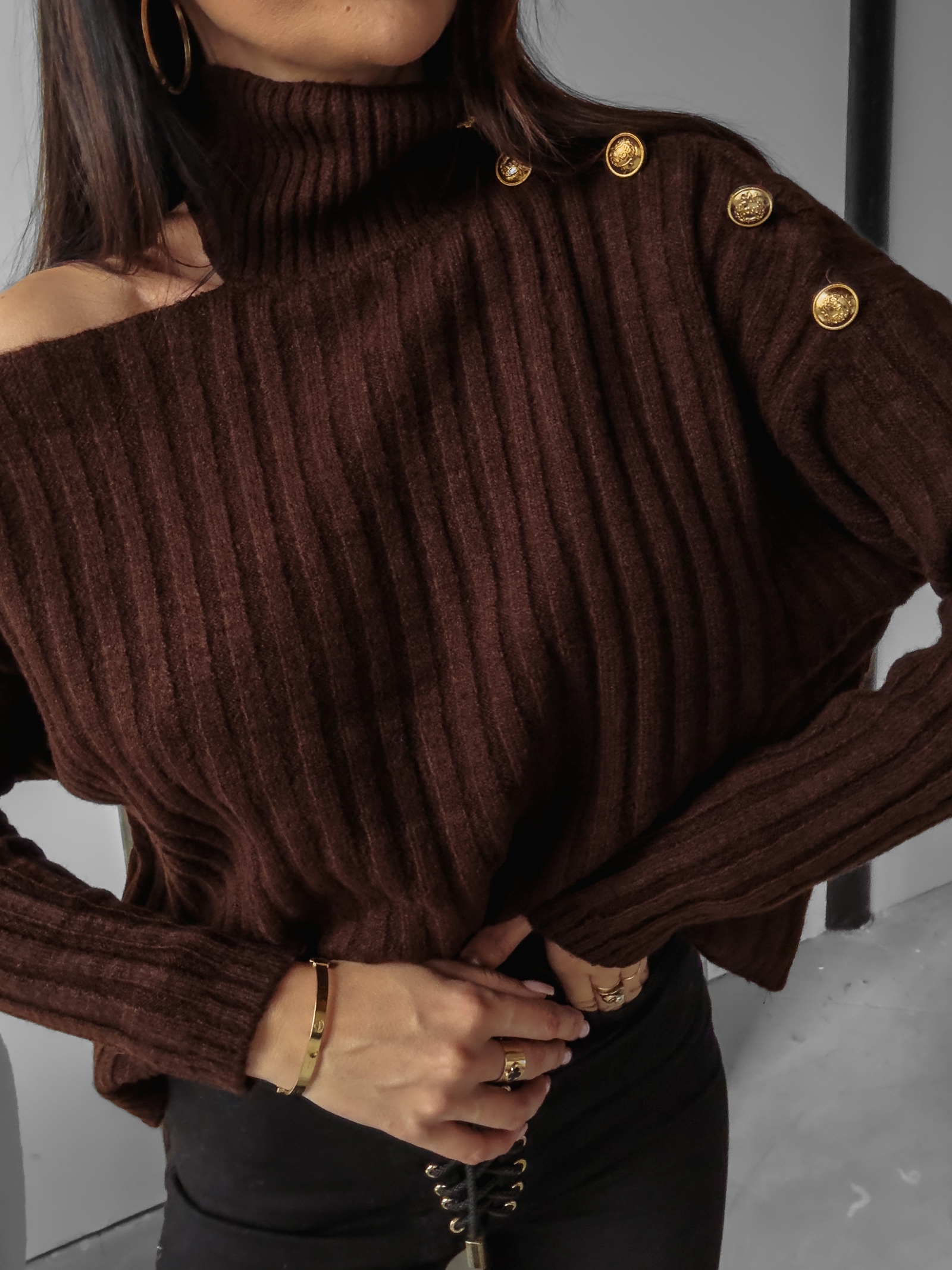 Sweter dzianinowy z wycięciem ASHLEY OLAVOGA czekoladowy Sweter dzianinowy z wycięciem ASHLEY OLAVOGA czekoladowy