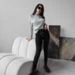 Sweter dzianinowy z wycięciem ASHLEY OLAVOGA szary