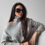 Sweter dzianinowy z wycięciem ASHLEY OLAVOGA szary