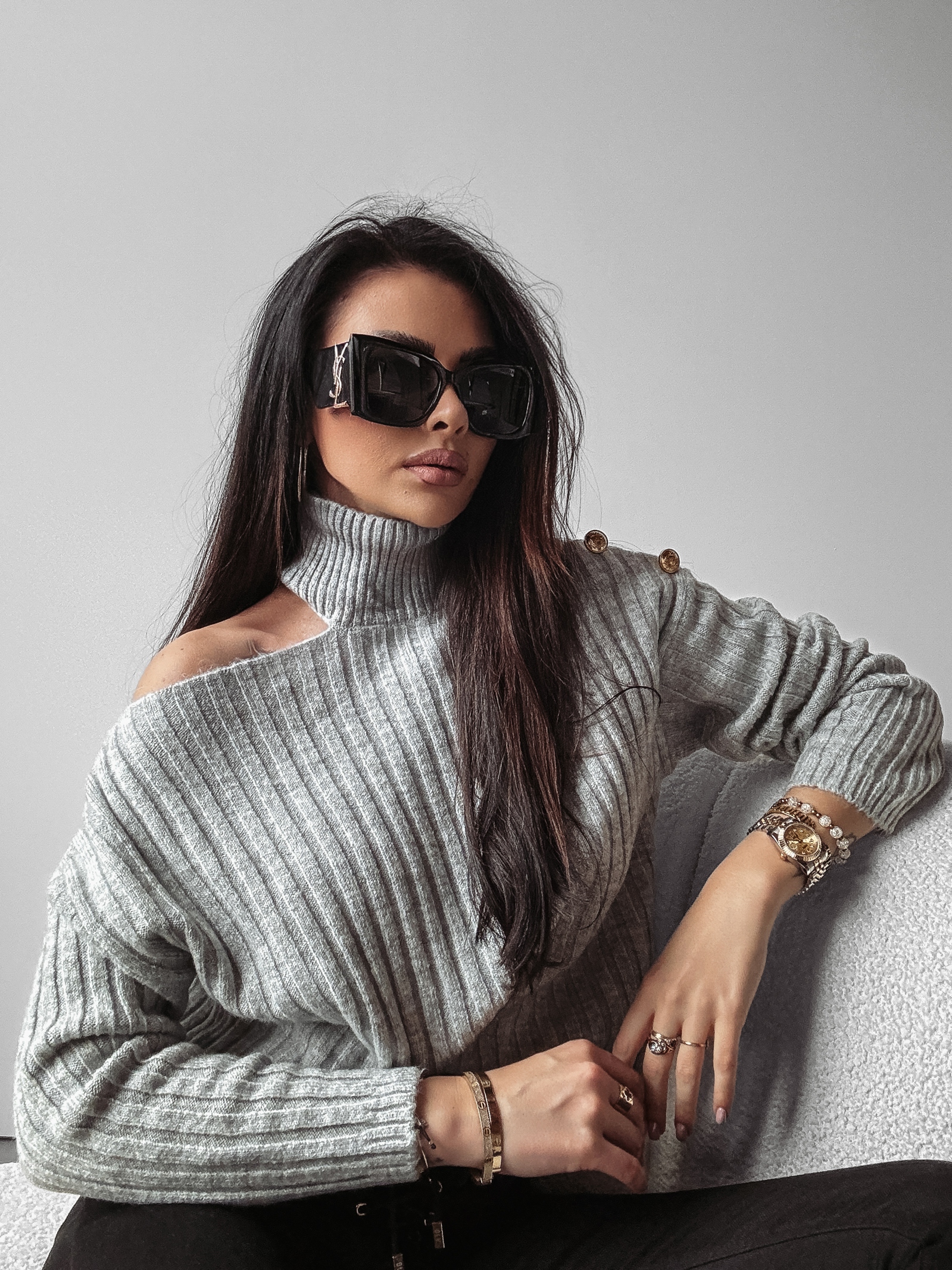 Sweter dzianinowy z wycięciem ASHLEY OLAVOGA szary