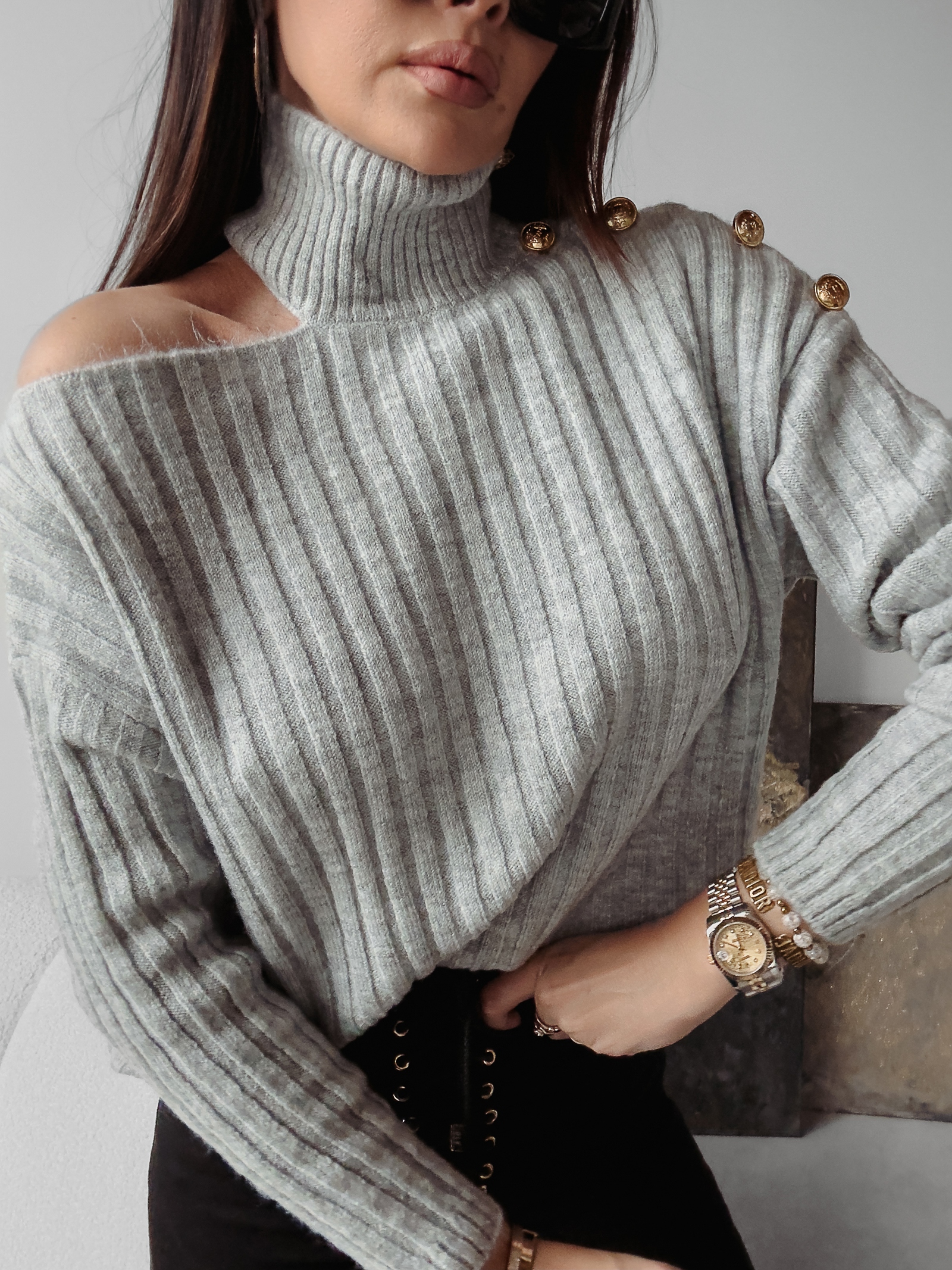 Sweter dzianinowy z wycięciem ASHLEY OLAVOGA szary