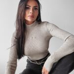 Sweter golf prążkowany RIYA OLAVOGA beżowy