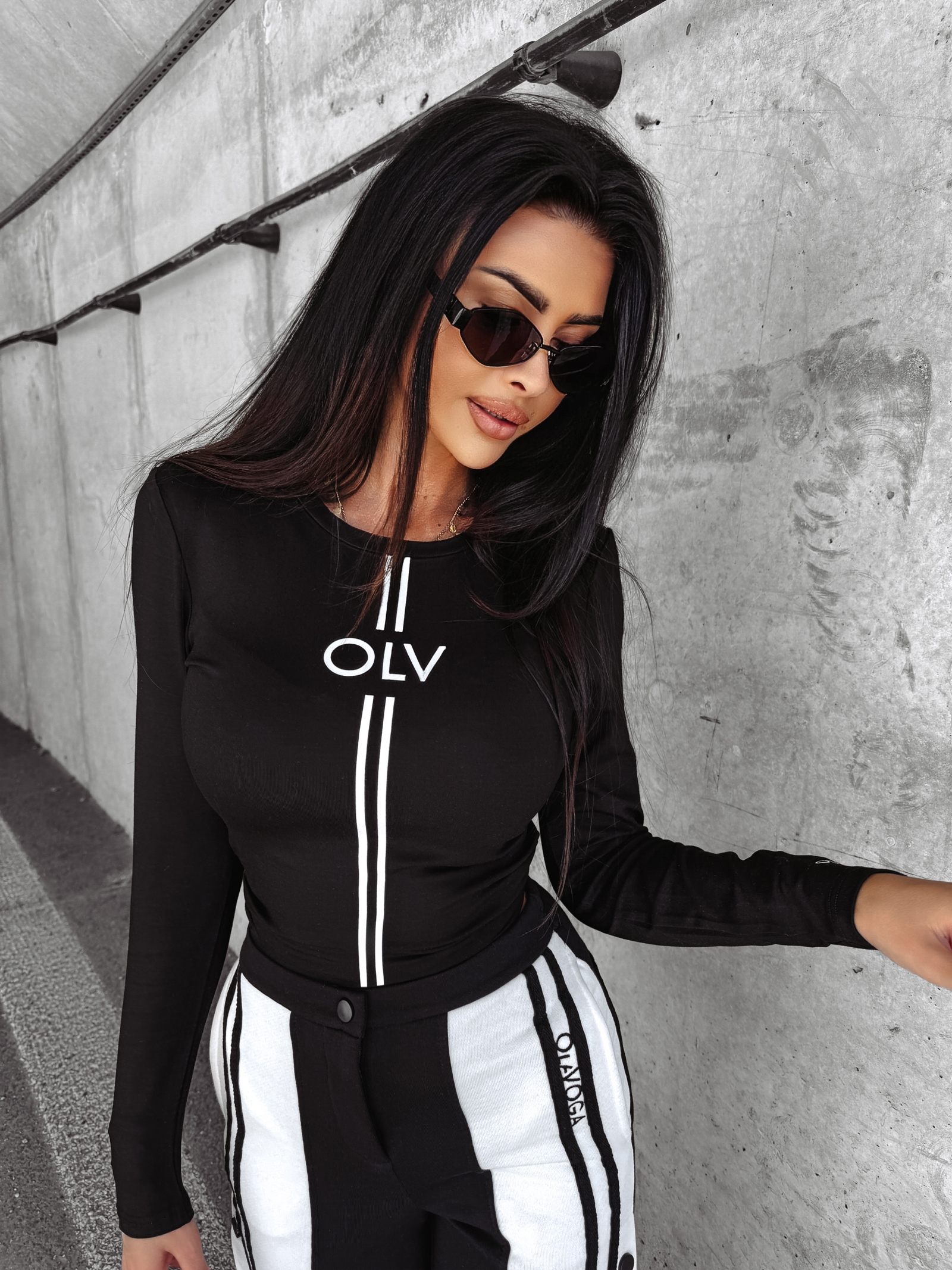 Bluzka przylegająca QUEST OLAVOGA czarna