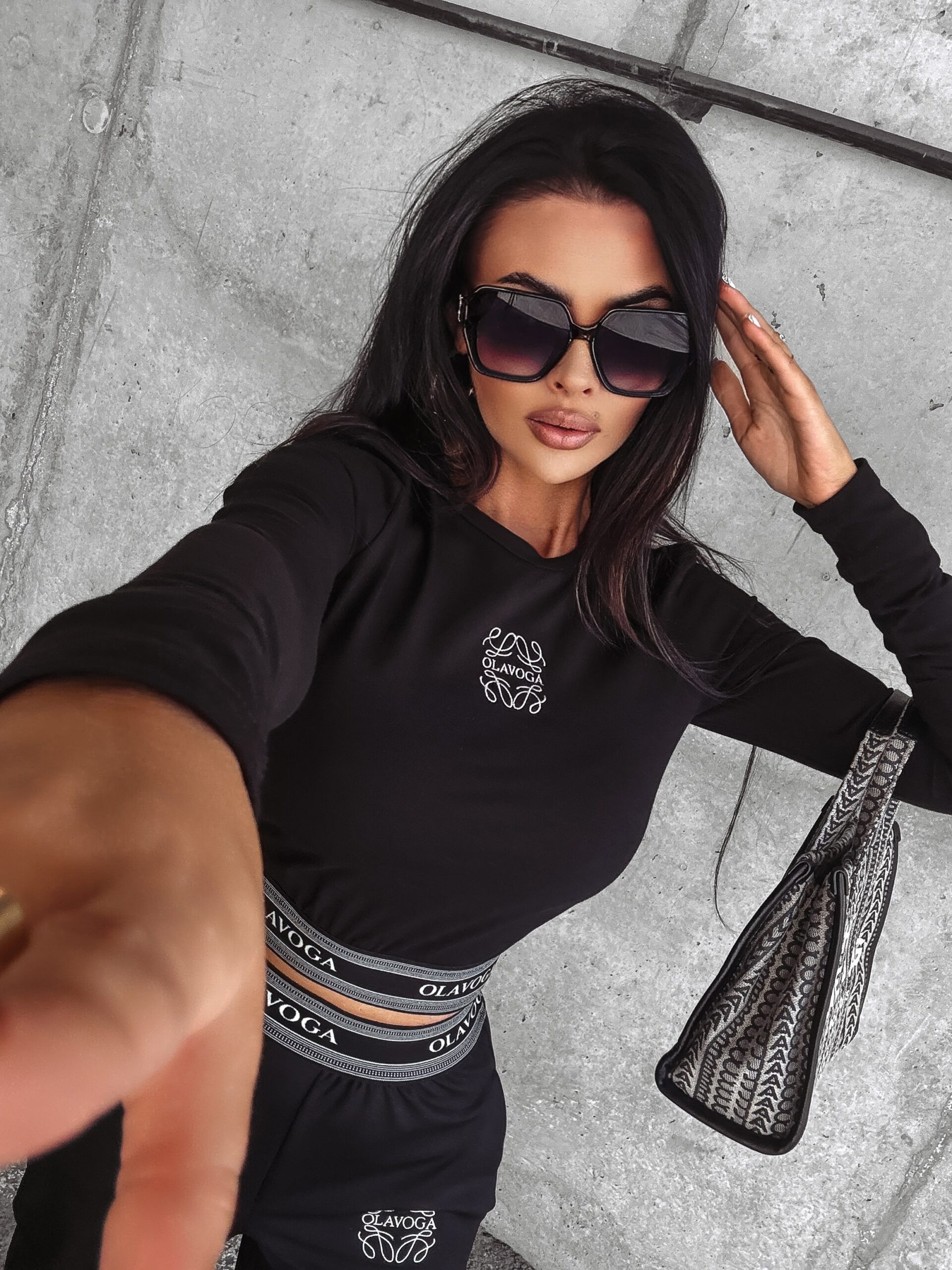 Bluzka dopasowana DOLLY OLAVOGA czarny