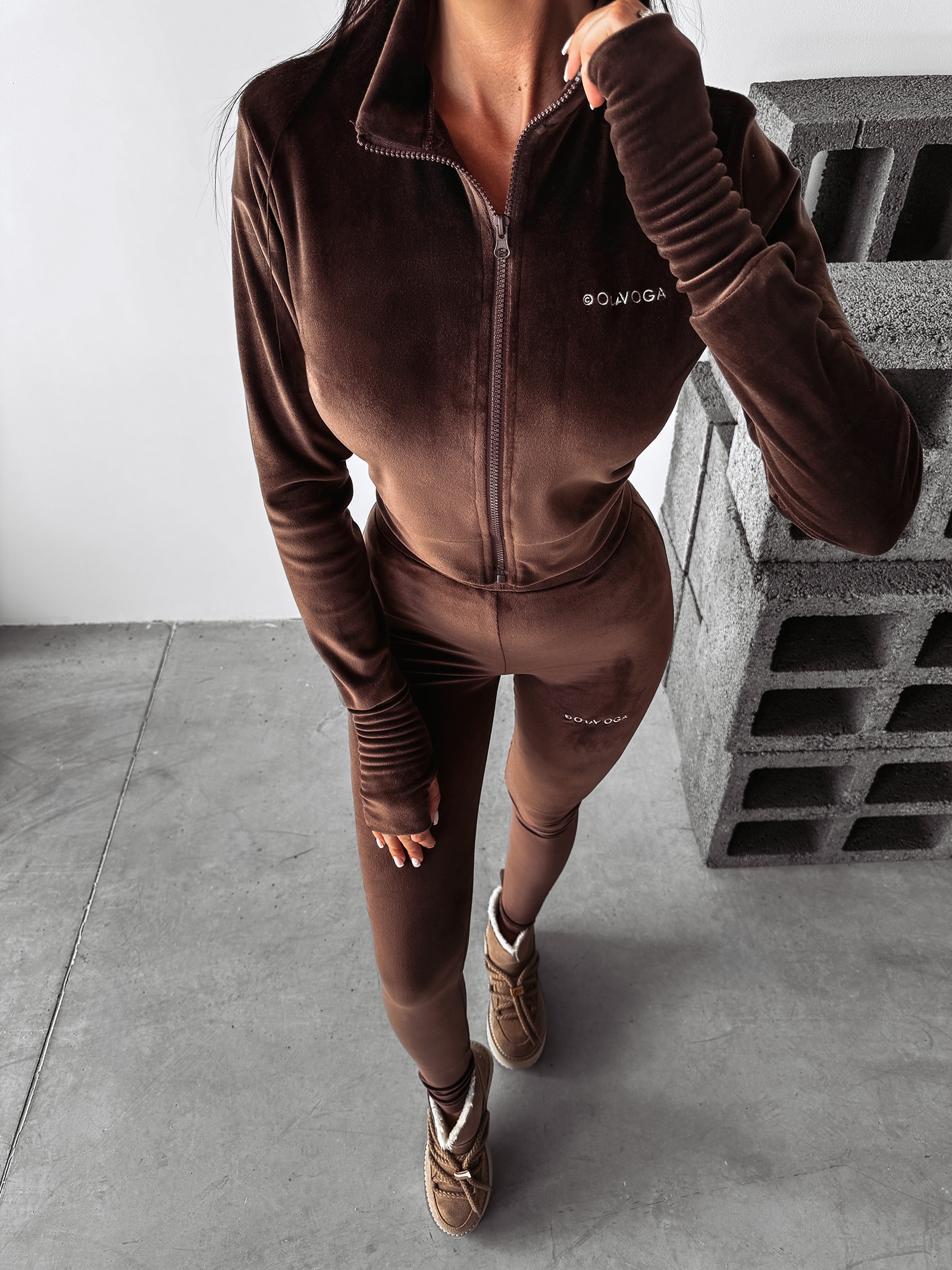 Komplet welurowy BRASKA OLAVOGA brązowy Komplet welurowy BRASKA OLAVOGA brązowy