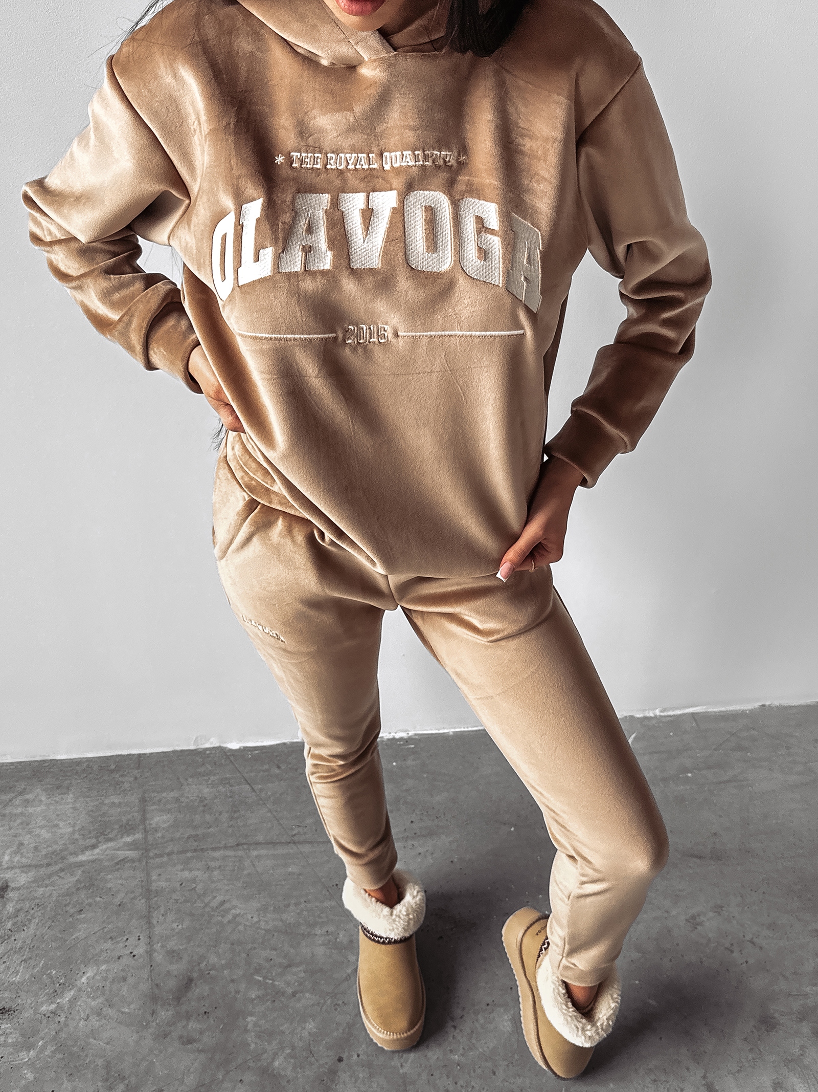 Komplet damski welurowy SAMETI OLAVOGA beżowy Komplet damski welurowy SAMETI OLAVOGA beżowy