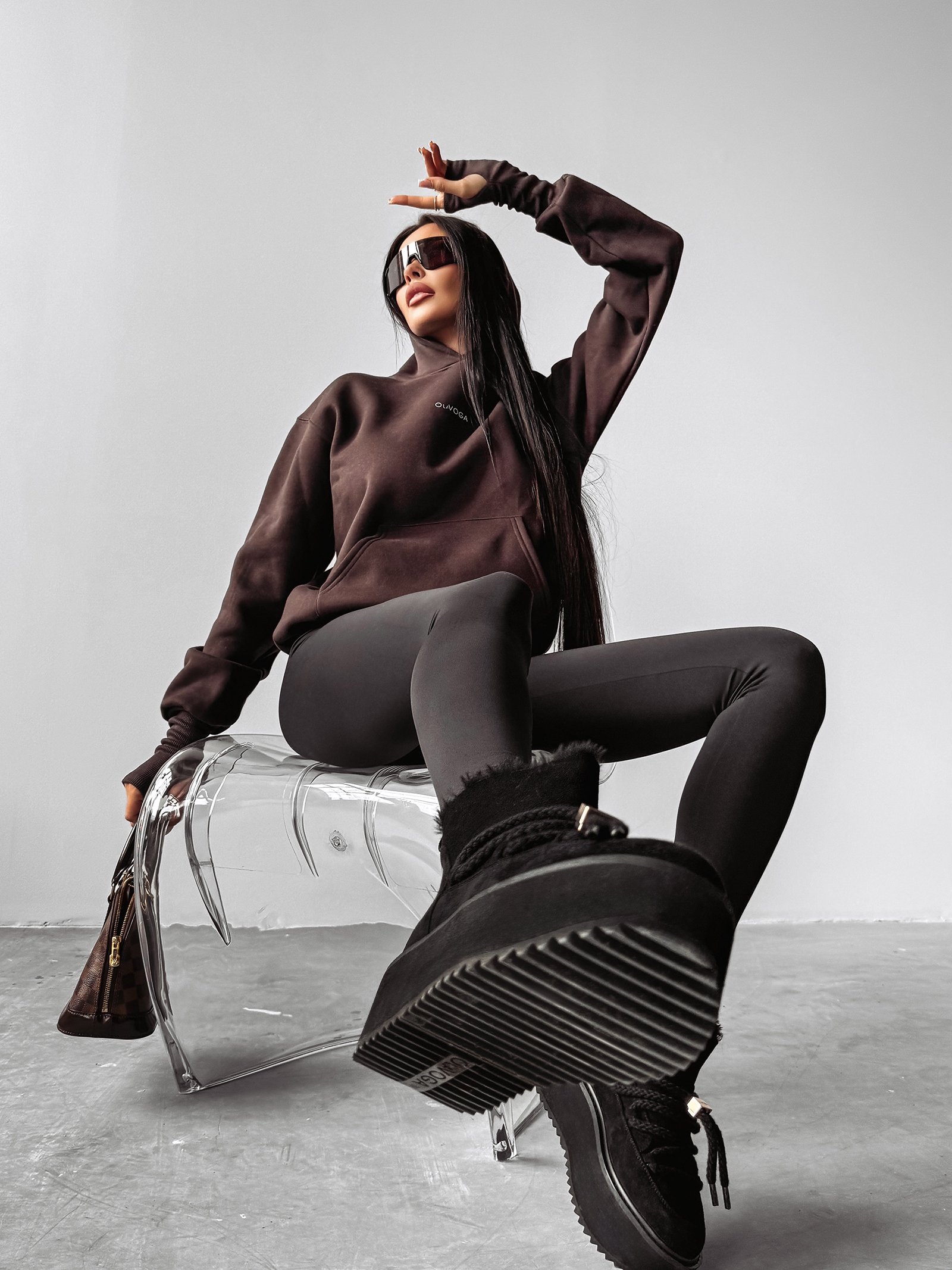 Bluza klasyczna hoodie GRACIA OLAVOGA brązowa