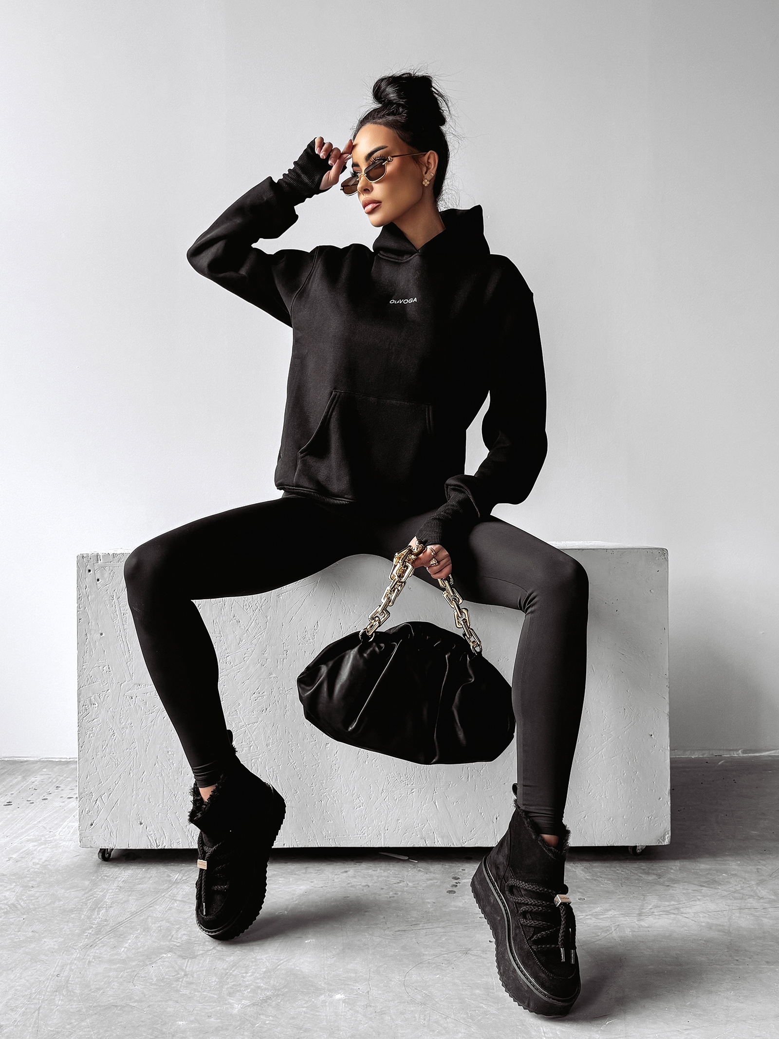 Bluza klasyczna hoodie GRACIA OLAVOGA czarna