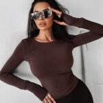 Bluzka klasyczna dopasowana BLAZI OLAVOGA brązowa