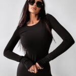 Bluzka klasyczna dopasowana BLAZI OLAVOGA czarna