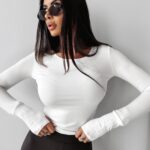 Bluzka klasyczna dopasowana BLAZI OLAVOGA ecru