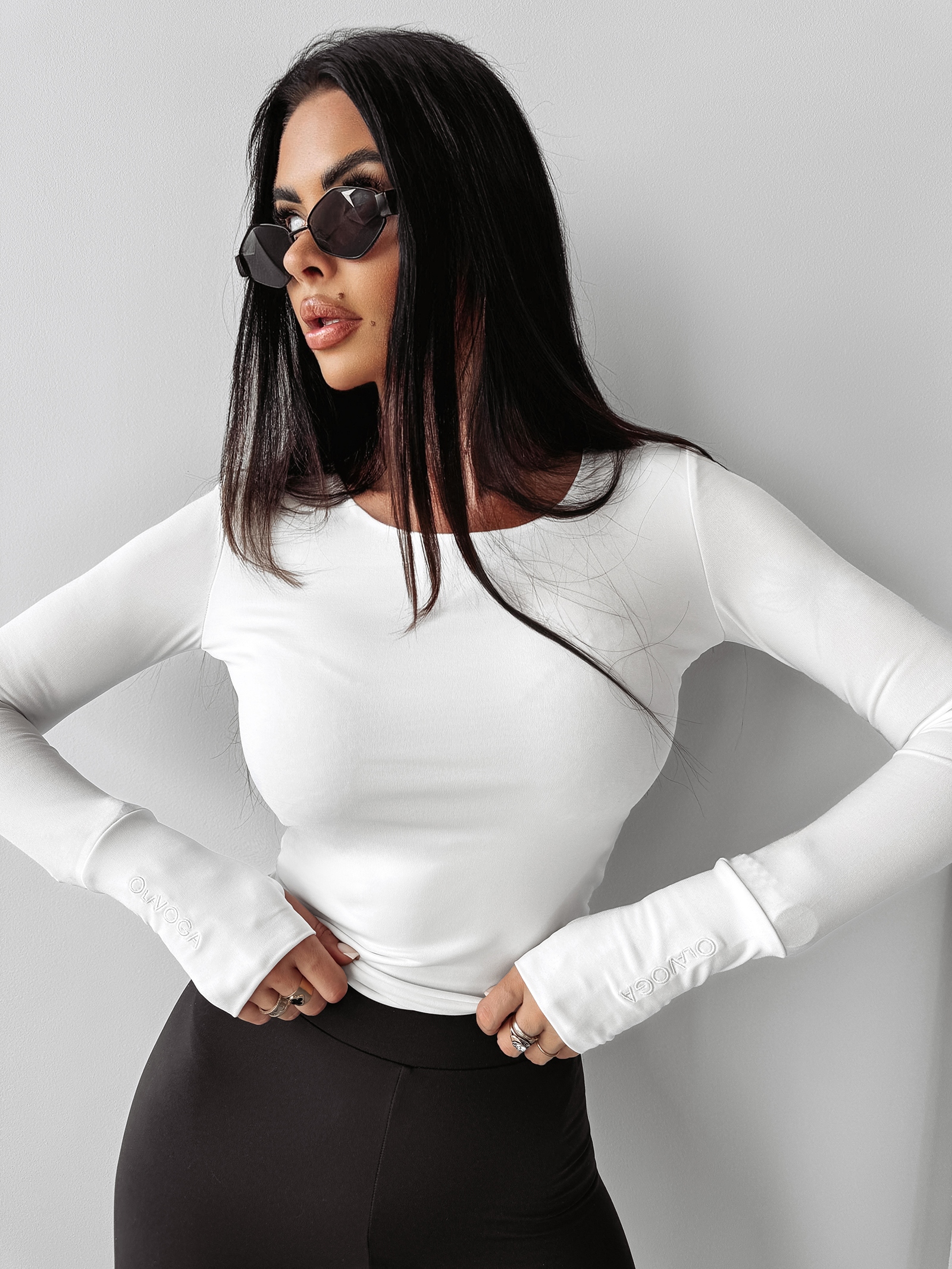 Bluzka klasyczna dopasowana BLAZI OLAVOGA ecru Bluzka klasyczna dopasowana BLAZI OLAVOGA ecru