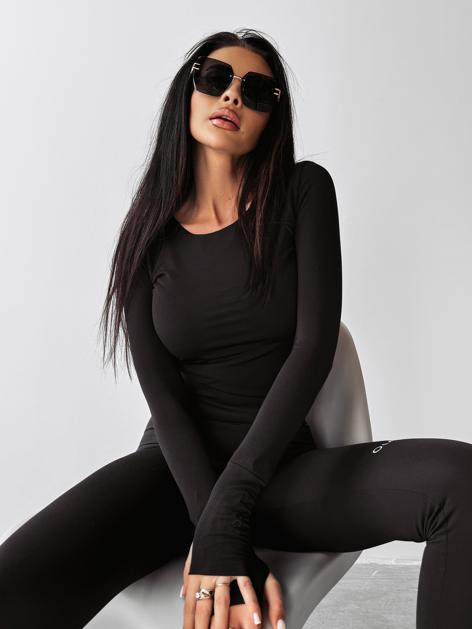 Bluzka klasyczna dopasowana BLAZI OLAVOGA czarna