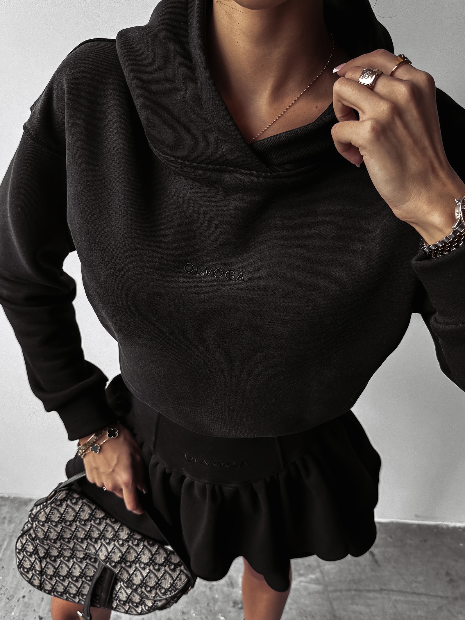 Bluza klasyczna z kapturem VOLA OLAVOGA czarna Bluza klasyczna z kapturem VOLA OLAVOGA czarna