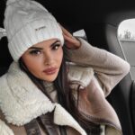 Czapka damska sweterkowa z pomponem Foggia Ola Voga ecru